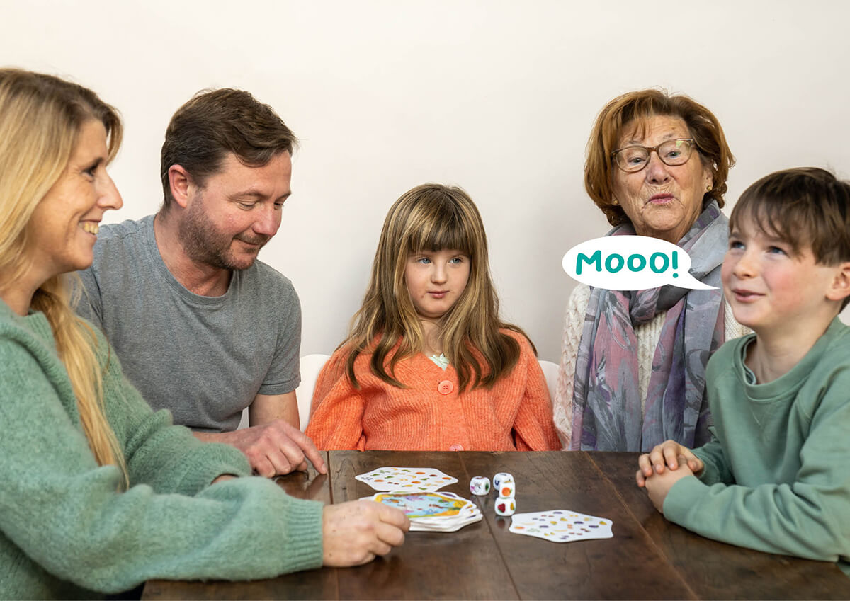 Een gezin speelt Make a mooove van FlexiQ Games